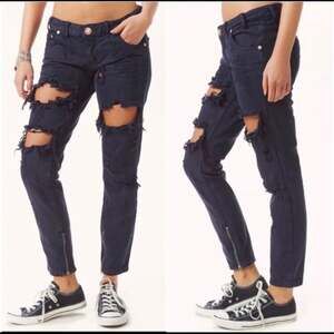 One Teaspoon | NWT Trashed FreeBirds Low Waist Black Distressed Zipper Jeans